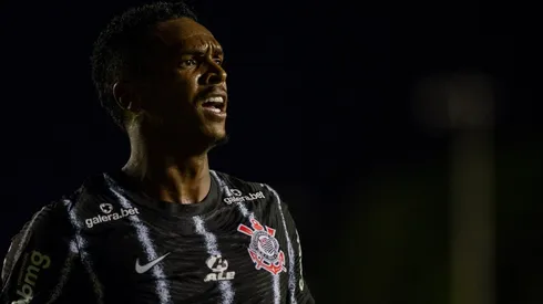 Jô com a camisa do Corinthians (Foto: Marcos Zanutto/AGIF)