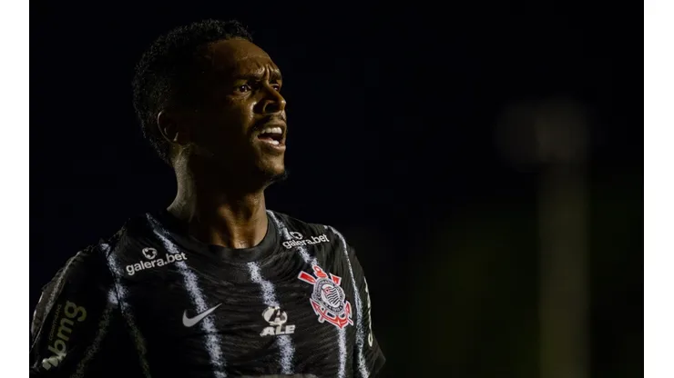 Jô com a camisa do Corinthians (Foto: Marcos Zanutto/AGIF)