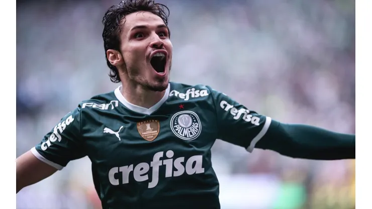 Raphael Veiga é o principal destaque do Palmeiras na temporada (Foto: Ettore Chiereguini/AGIF)