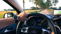 Foto: Pixabay - Uma pessoa dirigindo um carro.