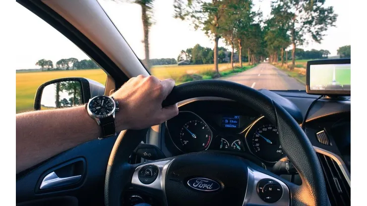 Foto: Pixabay - Uma pessoa dirigindo um carro.