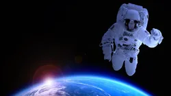 As pessoas na foto estariam acenando no intuito de parecer mais acolhedoras