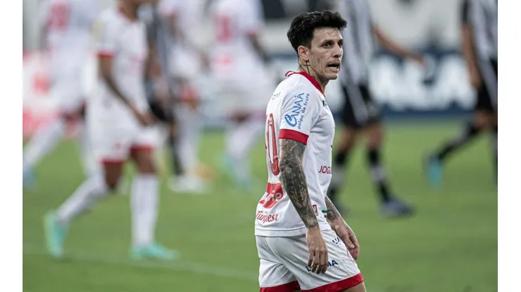 Jorge Rodrigues/AGIF/ TJD denuncia Jean Carlos e meia poderá ser punido por um longo período fora dos gramados.