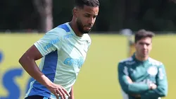 Foto: Cesar Greco - Jorge treina em campo com 'vista grossa' de Abel ao fundo na atividade do CT do Palmeiras