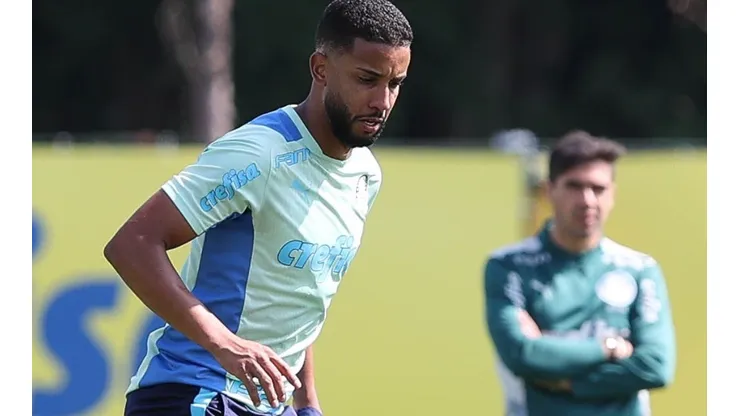 Foto: Cesar Greco - Jorge treina em campo com 'vista grossa' de Abel ao fundo na atividade do CT do Palmeiras
