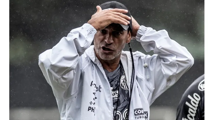 Foto: Ivan Storti/Santos FC/Divulgação - Bustos: problemas para definir o time contra o Coritiba