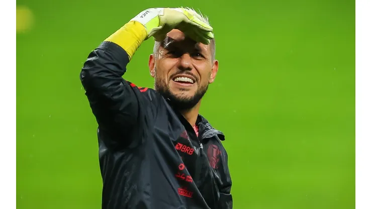 Diego Alves pode estar de saída do Flamengo (Foto: Pedro H. Tesch/AGIF)