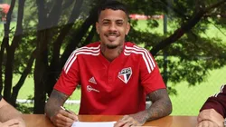 Foto: (Twitter Oficial São Paulo/Rubens Chiri/Saopaulofc.net/Divulgação) - Diego Costa assinou um novo contrato com o São Paulo neste sábado (7)