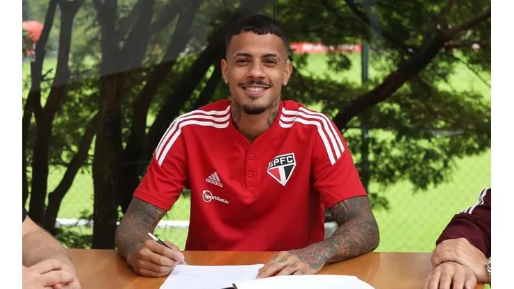 Foto: (Twitter Oficial São Paulo/Rubens Chiri/Saopaulofc.net/Divulgação) - Diego Costa assinou um novo contrato com o São Paulo neste sábado (7)