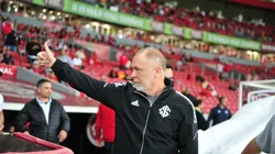 Mano Menezes deve mexer ao menos na defesa para o duelo contra o Juventude