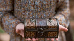 Foto: Kseniya Sharapova/GettyImages - Uma mulher segurando um artefato antigo.