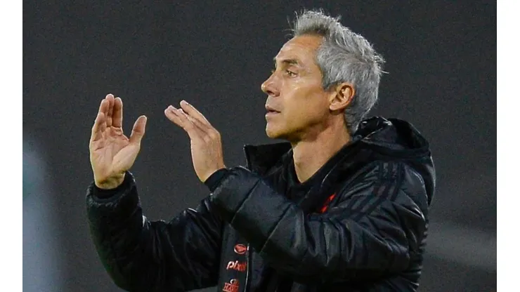 “Não acredito nisso”; Paulo Sousa não dá bola para pressão e coloca criticado como titular