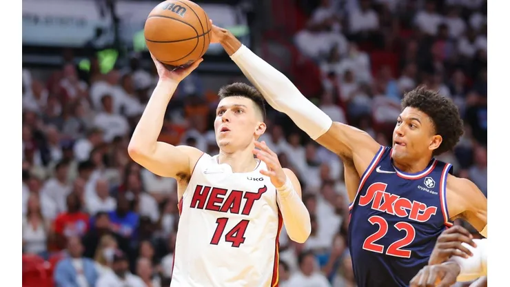 Michael Reaves/Getty Images - Heat e 76ers entram em quadra nesta noite