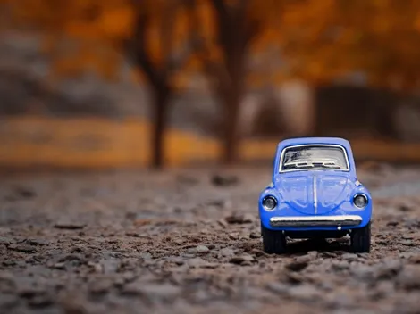 Dono do menor do carro do mundo, britânico de 1,75 m sofre com falta de espaço, mas relata fama: "Tanta atenção"