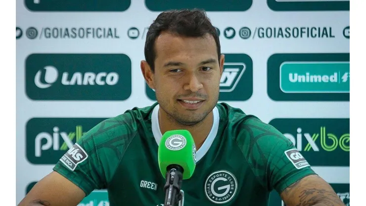Foto: (Twitter Oficial Goiás/Rosiron Rodrigues/Goiás E.C.) - Vinícius concedeu entrevista coletiva no Goiás nesta sexta (6)