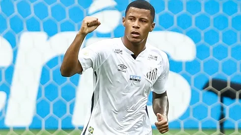 Foto: (Pedro H. Tesch/AGIF) - Após deixar o Santos no meio de 2021, Arthur Gomes pode gerar lucro aos cofres alvinegros