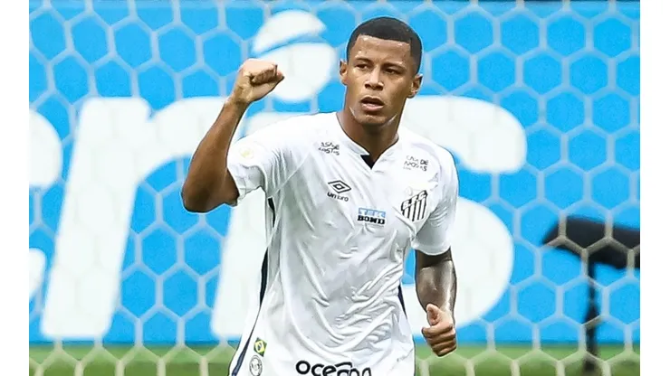 Foto: (Pedro H. Tesch/AGIF) - Após deixar o Santos no meio de 2021, Arthur Gomes pode gerar lucro aos cofres alvinegros