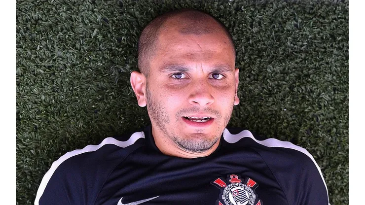Foto: Mauro Horita/AGIF - Fábio Santos não tem permanência garantida.