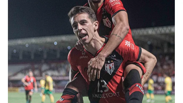 Foto: (Heber Gomes/AGIF) - Shaylon marcou um dos gols da vitória do Atlético-GO na Copa Sul-Americana nesta quarta (4)