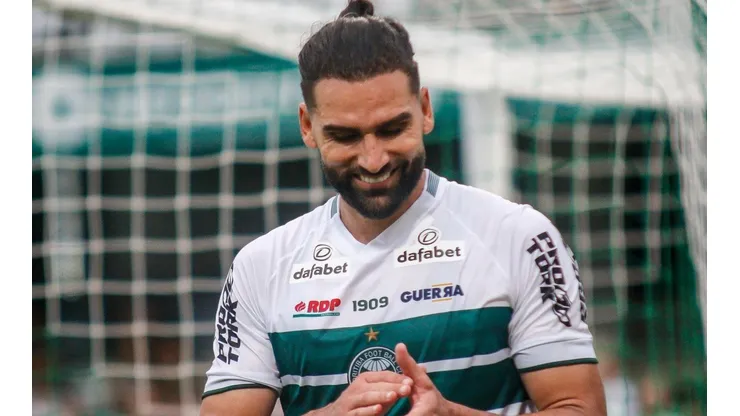 Foto: Gabriel Machado/AGIF - Léo Gamalho: artilheiro fez alerta aos companheiros no Coritiba