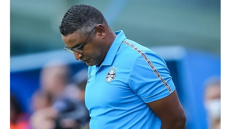 Foto: Pedro H. Tesch/AGIF - Roger (foto) pode perder Bruno Alves para jogão contra o Cruzeiro