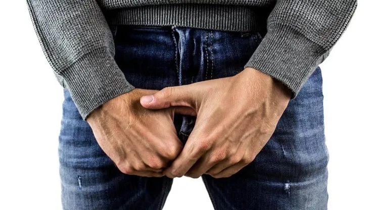 Homem passou anos com pênis implantado no braço