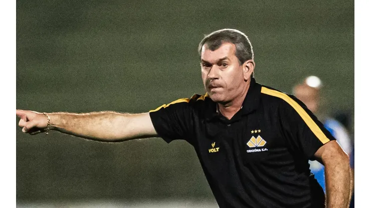 Foto: Diogo Reis/AGIF - Cláudio Tencati tem dúvidas no time que enfrenta o CSA