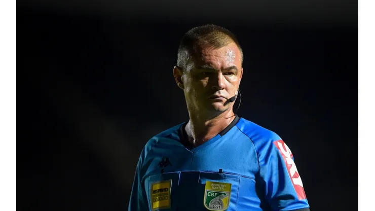 Foto: Thiago Ribeiro/AGIF | Vuaden relata polêmica do clássico "Sansão" na súmula
