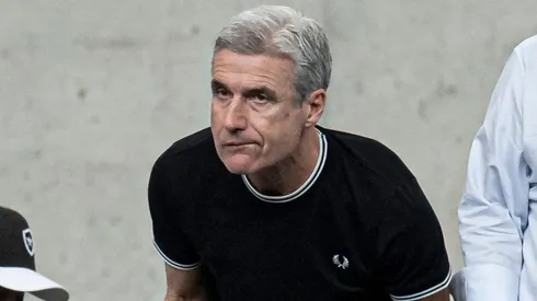 Foto: Jorge Rodrigues/AGIF | LE aprovado por Luís Castro no Botafogo tem data para chegar ao Rio