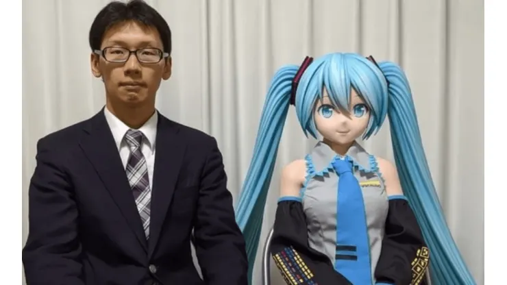 Akihiko Kondo e o holograma da personagem se casaram em 2018