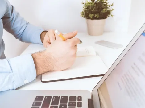 Grupo Decolar está oferecendo mais de 100 vagas de emprego no Brasil; oportunidades são para modelo híbrido