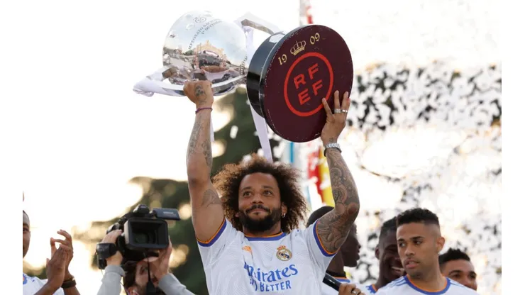 Victor Carretero/ Real Madrid - Marcelo carrega a taça da Liga Liga do Real Madrid