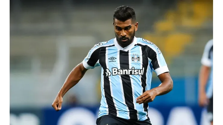 Foto: Pedro H. Tesch/AGIF | Diretoria agiu rápido para renovar com Thiago Santos e demora para renovar com medalhão repercute na web
