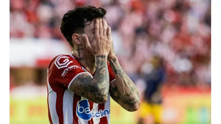 Jean Carlos foi expulso e foi para cima da árbitra, na final do Campeonato Pernambucano, entre Náutico e Retrô