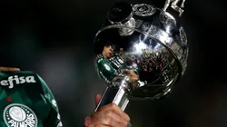 Foto: (Ernesto Ryan/Getty Images) - A torcida do Palmeiras relembrou a conquista das duas últimas edições da Copa Libertadores para provocar o rival Corinthians