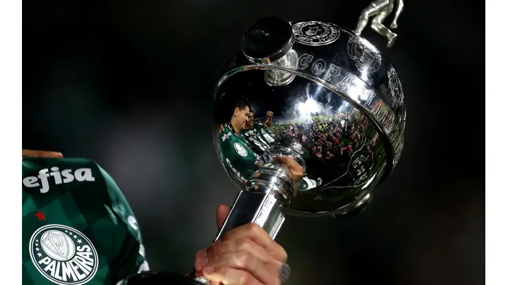 Foto: (Ernesto Ryan/Getty Images) - A torcida do Palmeiras relembrou a conquista das duas últimas edições da Copa Libertadores para provocar o rival Corinthians