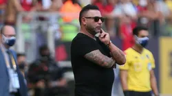 Com duas baixas, Mohamed quebra cabeça para montar equipe para clássico contra o América