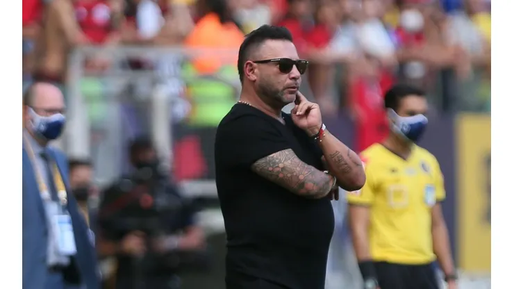 Com duas baixas, Mohamed quebra cabeça para montar equipe para clássico contra o América