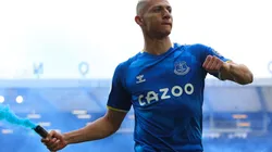 Foto: James Gill - Danehouse / Colaborador | Richarlison jogou o sinalizador na arquibancada