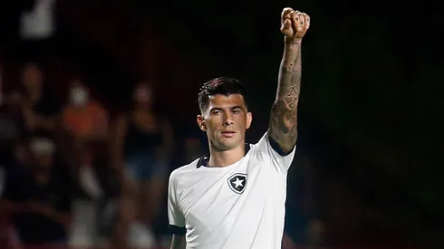 Foto: (Vítor Silva/Botafogo) - Victor Cuesta deve fazer sua primeira partida como titular do Botafogo neste domingo (1)