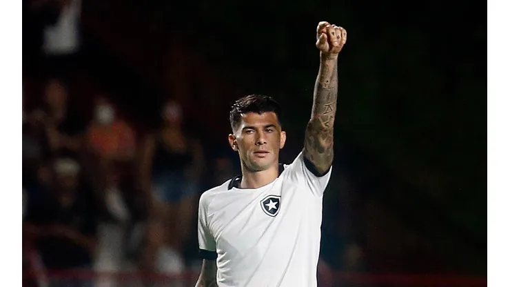 Foto: (Vítor Silva/Botafogo) - Victor Cuesta deve fazer sua primeira partida como titular do Botafogo neste domingo (1)