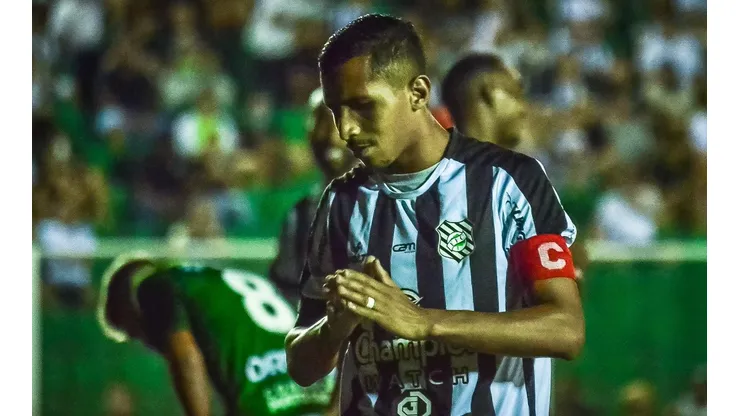 Foto: (R.Pierre/AGIF) - Um dos poucos remanescentes de 2021, Andrew tem uma missão bem clara no Figueirense