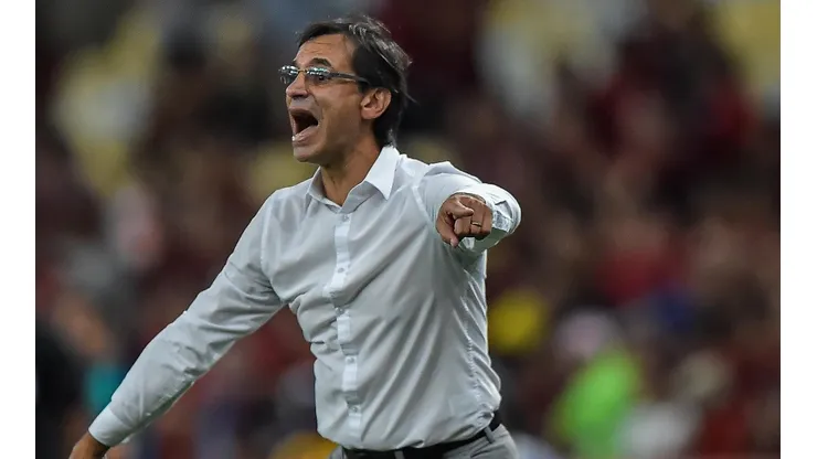 “Estou me adaptando"; meia do Santos expõe quais as mudanças foram promovidas por Fabián Bustos no Clube