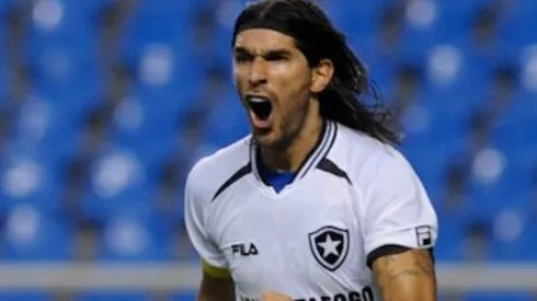 Loco Abreu utilizou as redes sociais para parabenizar conquista do Botafogo; CONFIRA