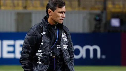 Foto: PhotoSport/AGIF - Fabián Bustos é informado sobre desfalque no time do Santos