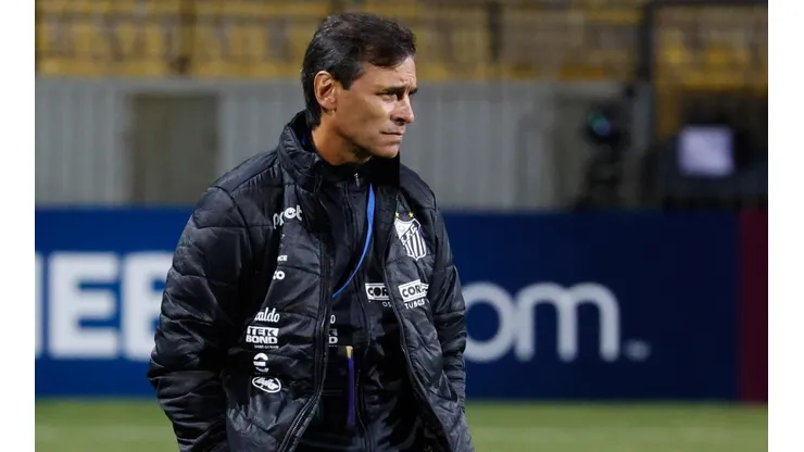 Foto: PhotoSport/AGIF - Fabián Bustos é informado sobre desfalque no time do Santos