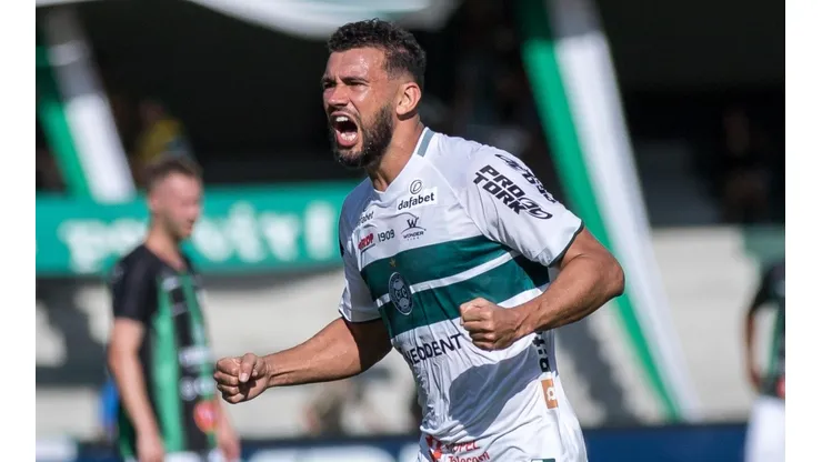 Foto: (Robson Mafra/AGIF) - Luciano Castán quer que o Coritiba mantenha o bom trabalho para fechar 2022 da mesma forma que iniciou a temporada