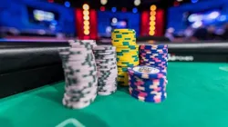 Fichas da WSOP em exibição (Foto: Hayley Hochstetler/PokerNews)