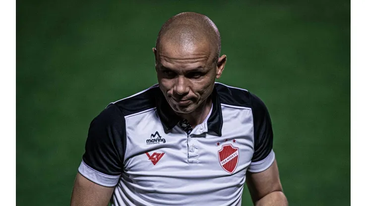 Foto: (Heber Gomes/AGIF) - Higo Magalhães tem sido pressionado no Vila Nova devido aos últimos resultados na temporada