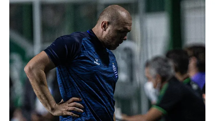 Foto: (Heber Gomes/AGIF) - Mozart tem um desfalque de última hora para montar a escalação do CSA